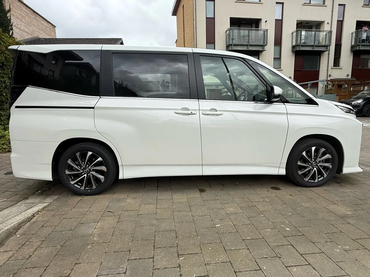 Toyota Voxy - Image 4