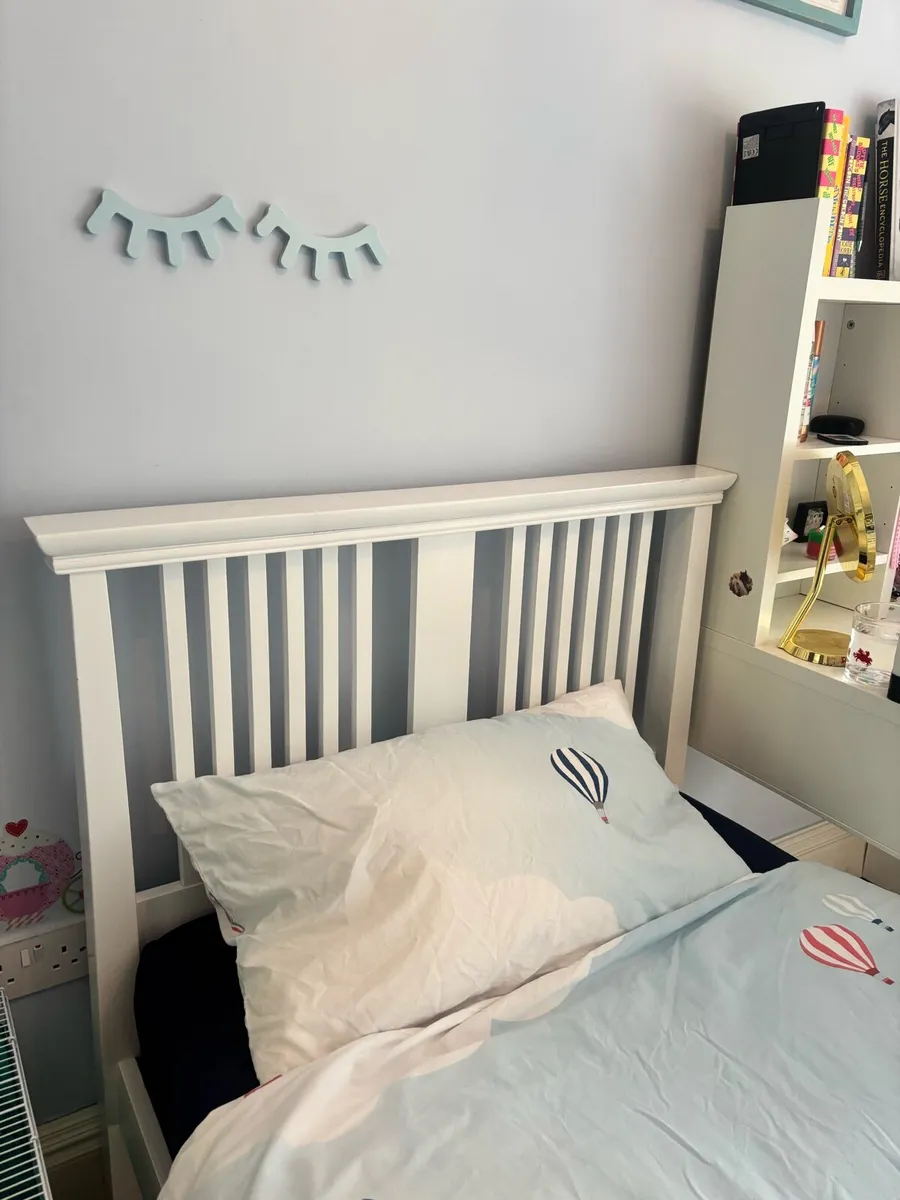 White wooden single bed - Image 1
