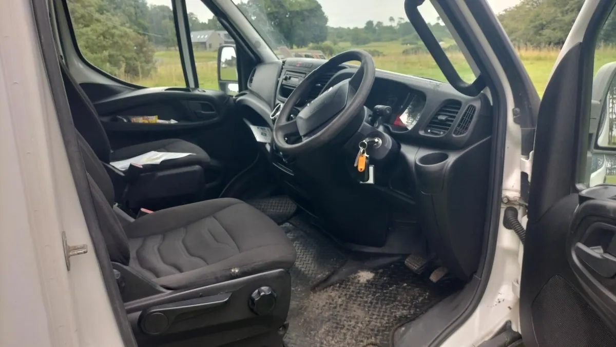 15 Iveco Daily Flatbed with Lift NEW DOE AND TAX - Image 2