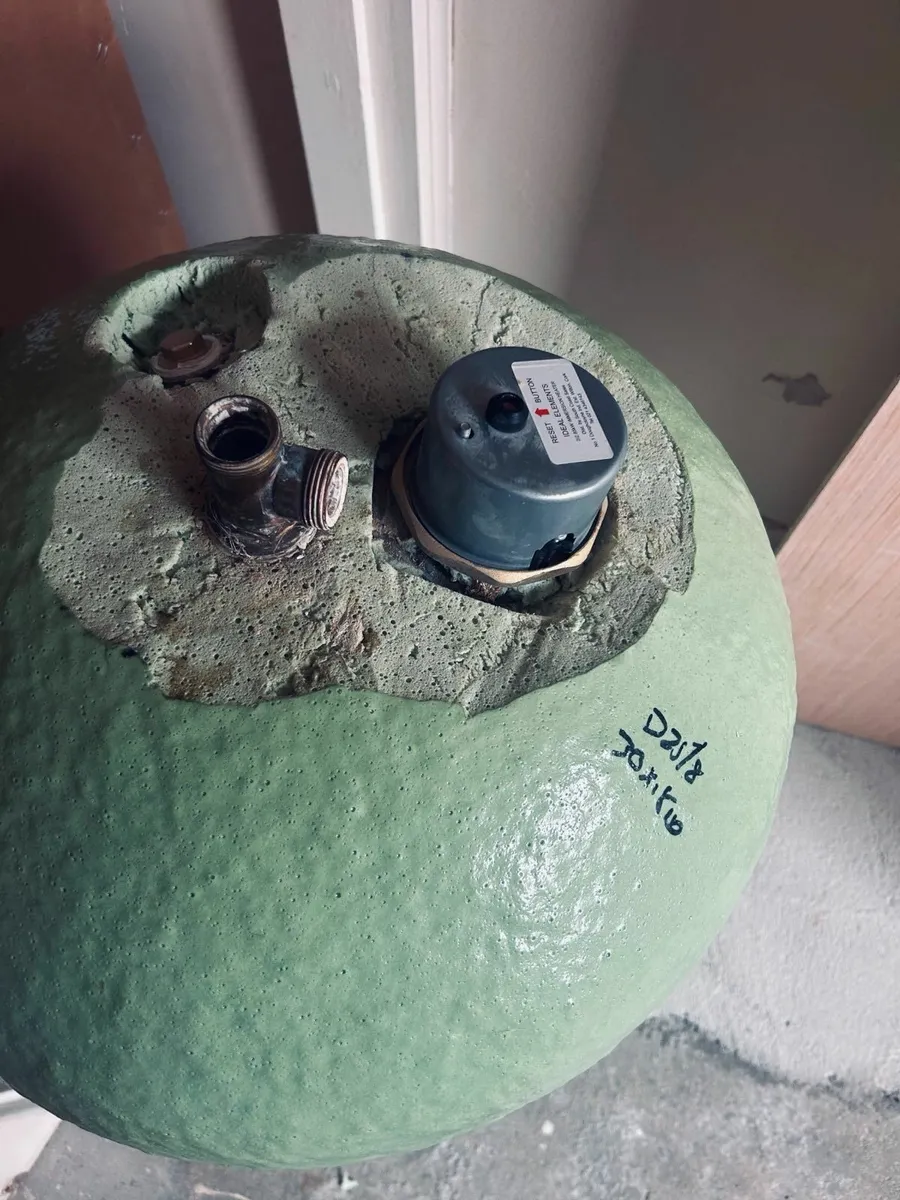 Nearly New 95L Insulated Water Tank - Image 3