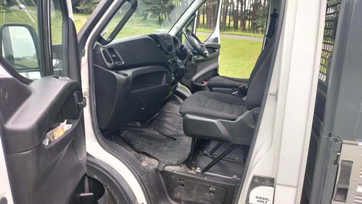 15 Iveco Daily Flatbed with Lift NEW DOE AND TAX - Image 4