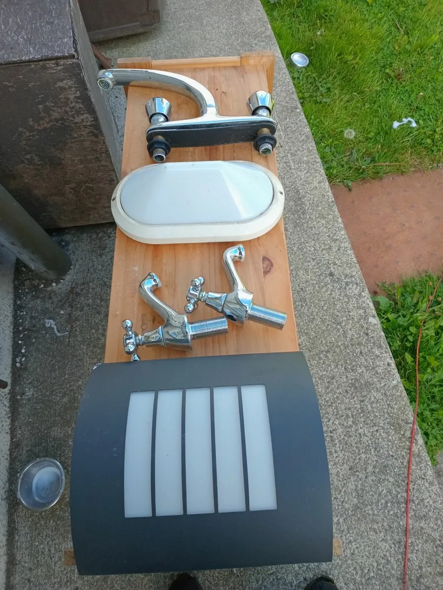 Lights and taps - Image 1