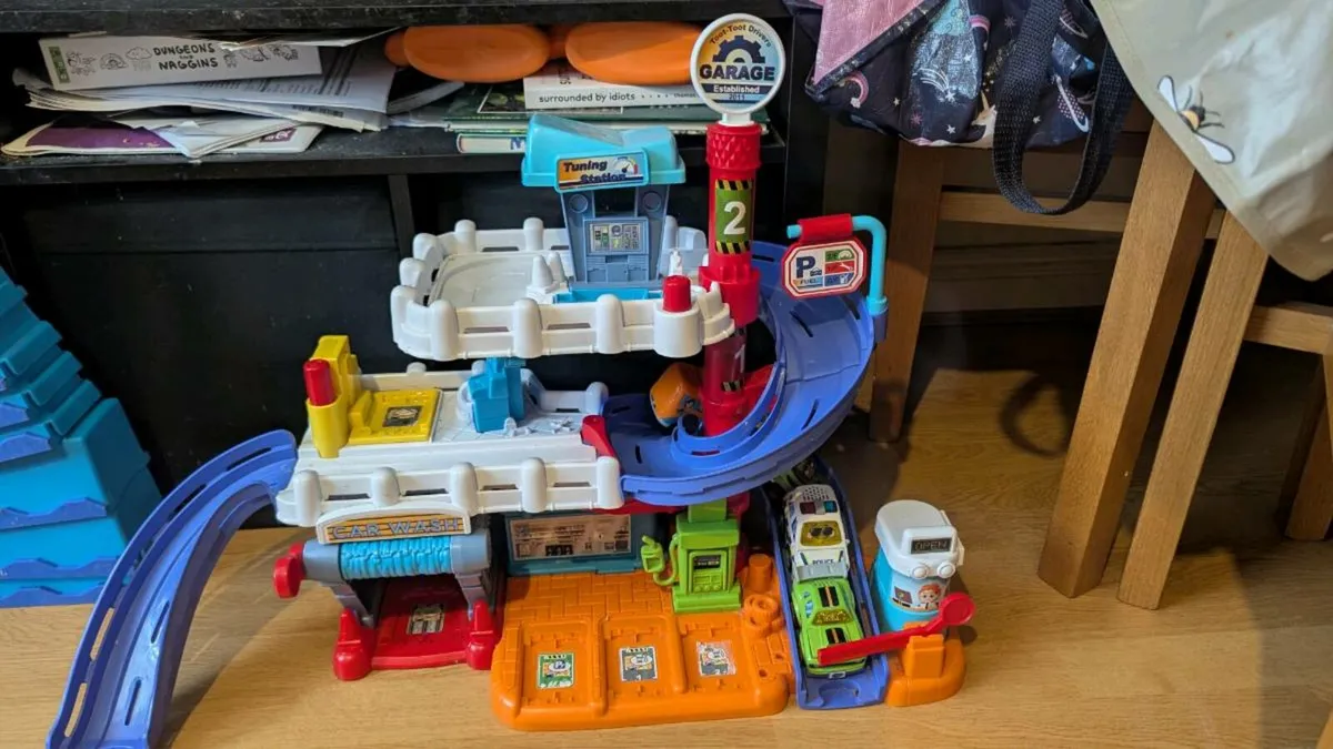 Toy garage toot toot drivers