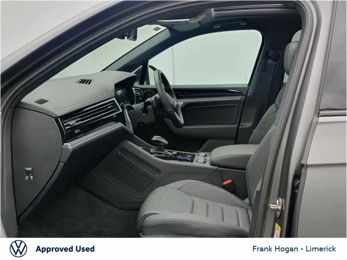 Volkswagen Touareg 3.0 TSI Phev 462HP R 3.0 Petro - Image 4