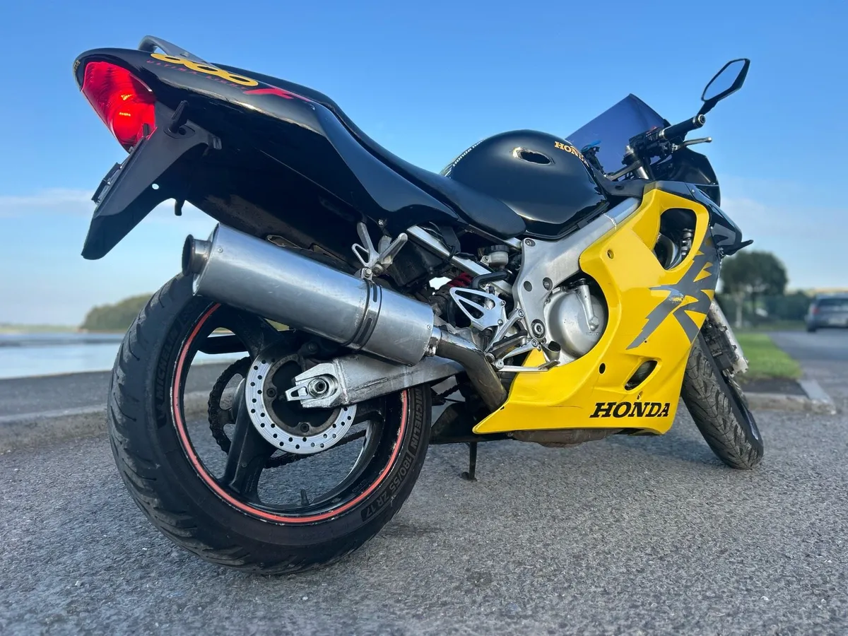 Honda CBR F4 - Image 1