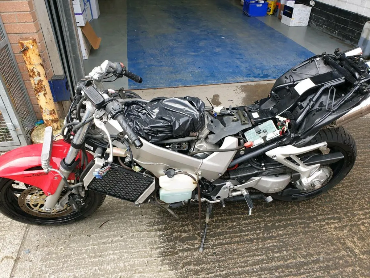 Honda VFR 800 VTEC Project only 2500 Miles - Image 2