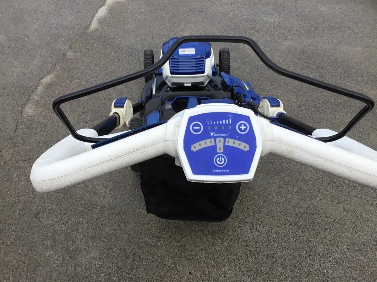 Lawnmower Zomax battery/ Honda pro - Image 2