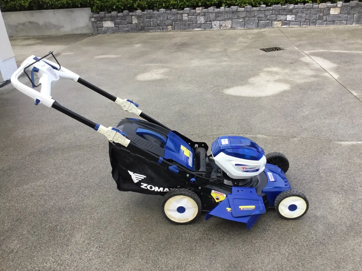 Lawnmower Zomax battery/ Honda pro - Image 4