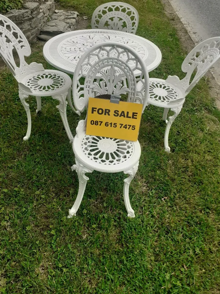 White aluminium table and 4 chairs - Image 1