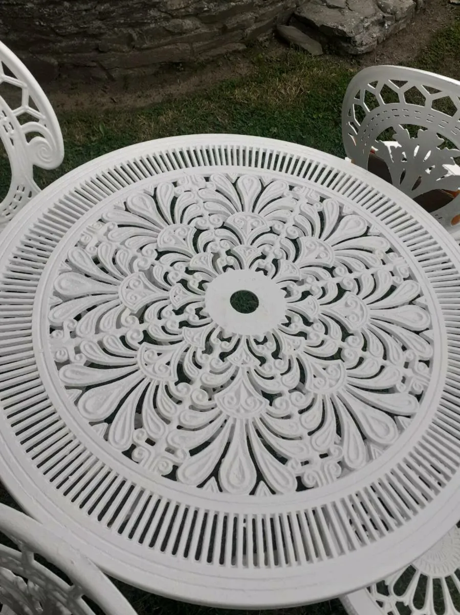 White aluminium table and 4 chairs - Image 2