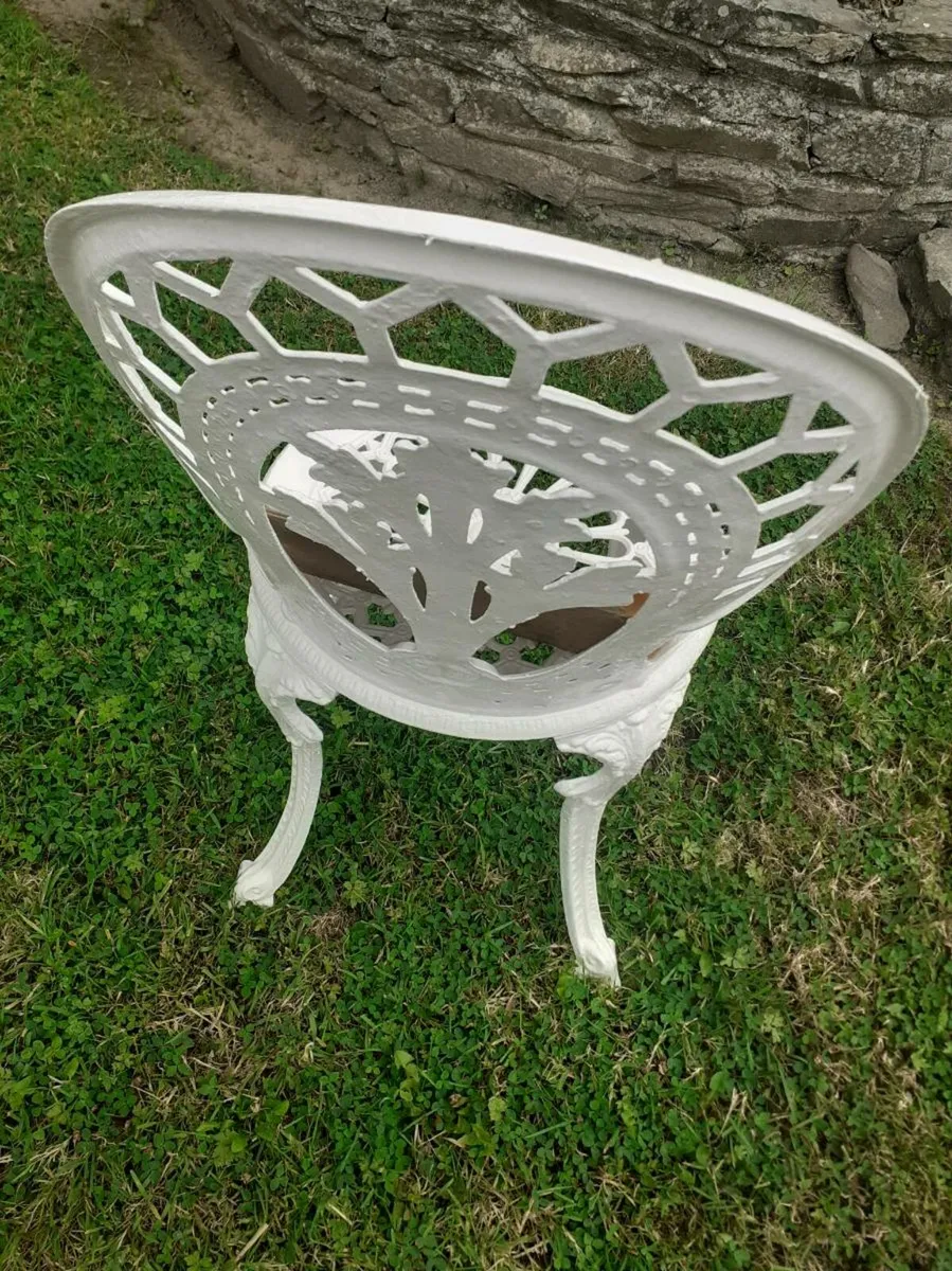 White aluminium table and 4 chairs - Image 3