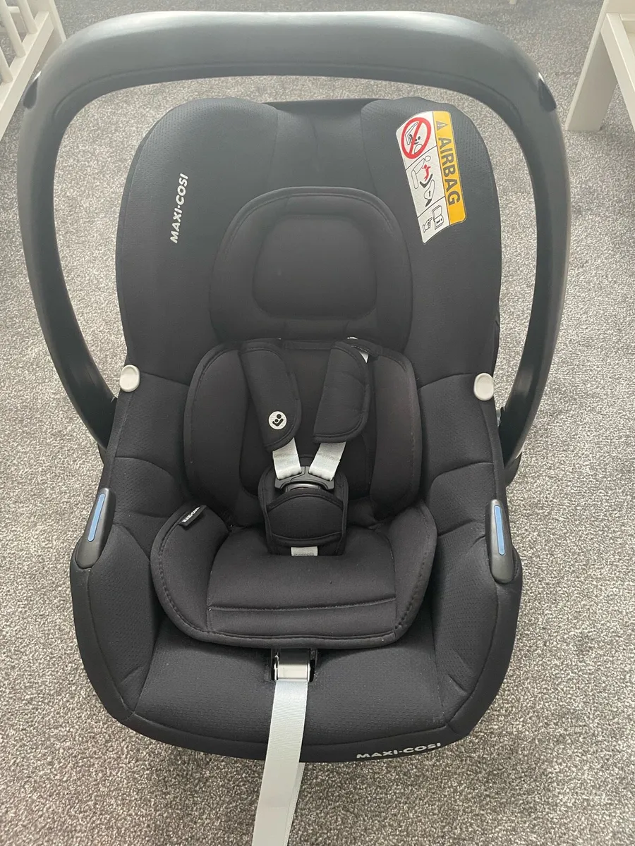 Maxi Cosi Car Seat and Base - Image 1