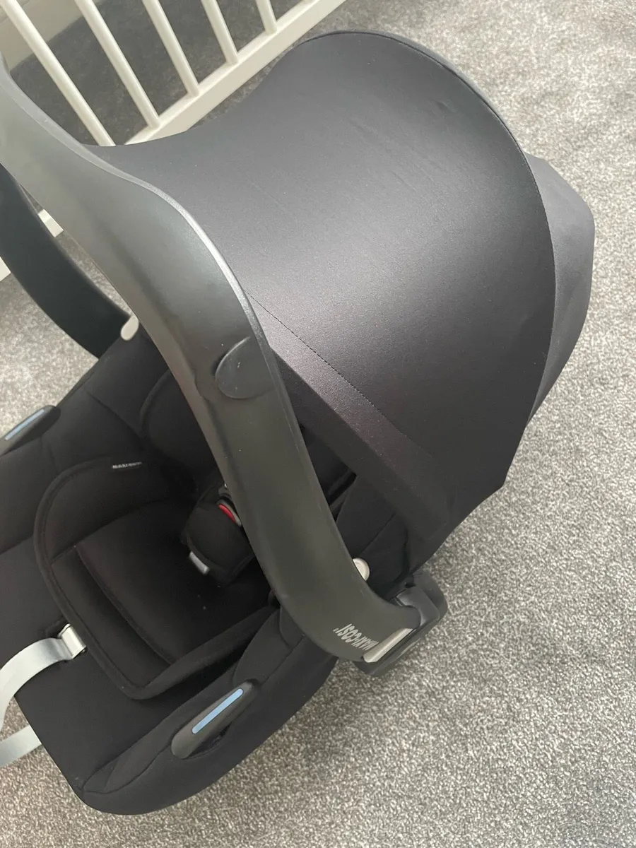 Maxi Cosi Car Seat and Base - Image 3