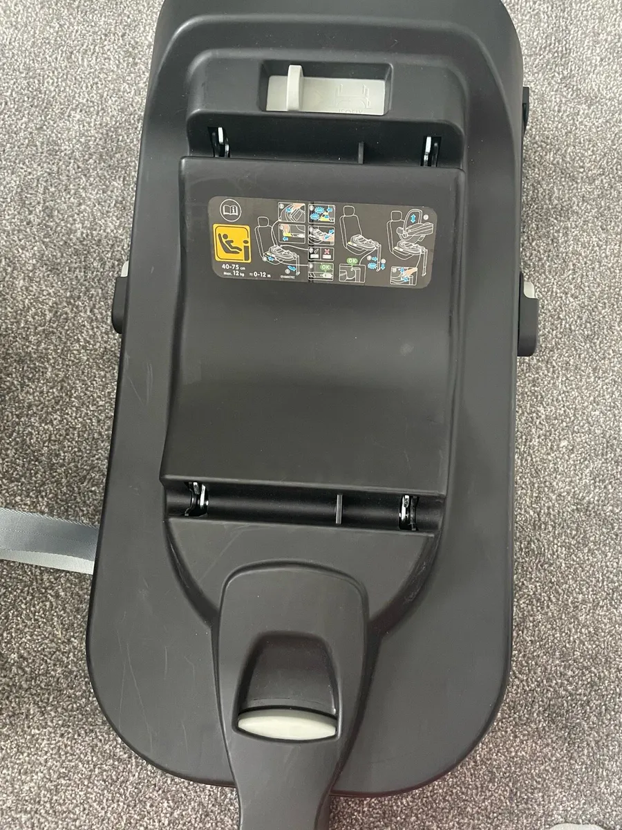 Maxi Cosi Car Seat and Base - Image 4