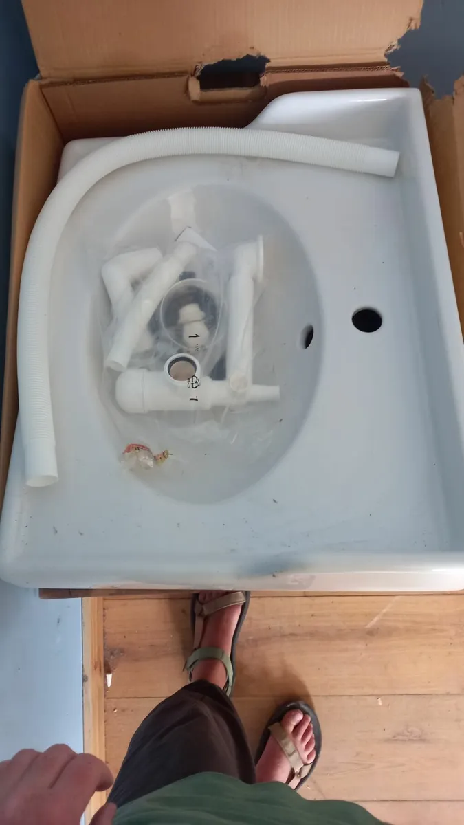 Bathroom sink, vanity unit and taps - Image 2