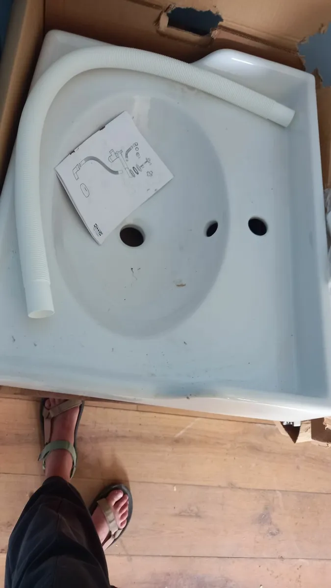 Bathroom sink, vanity unit and taps - Image 4