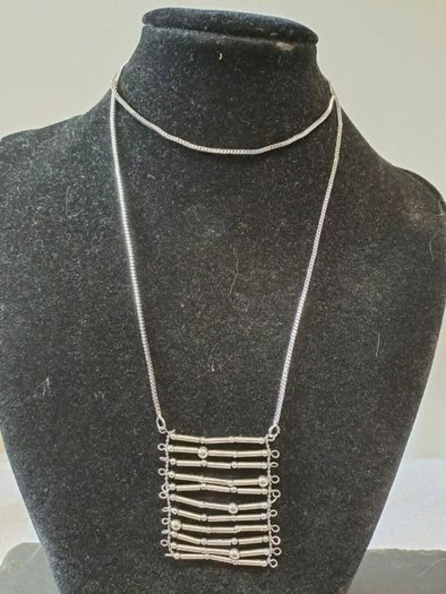 Free Necklace long and silver - Image 1