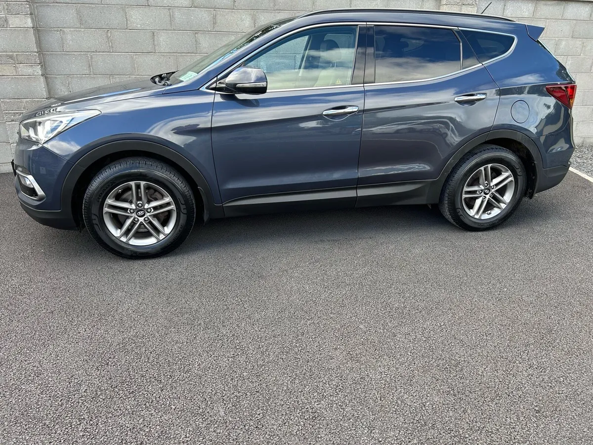 Hyundai Santa Fe 2017 - Image 2