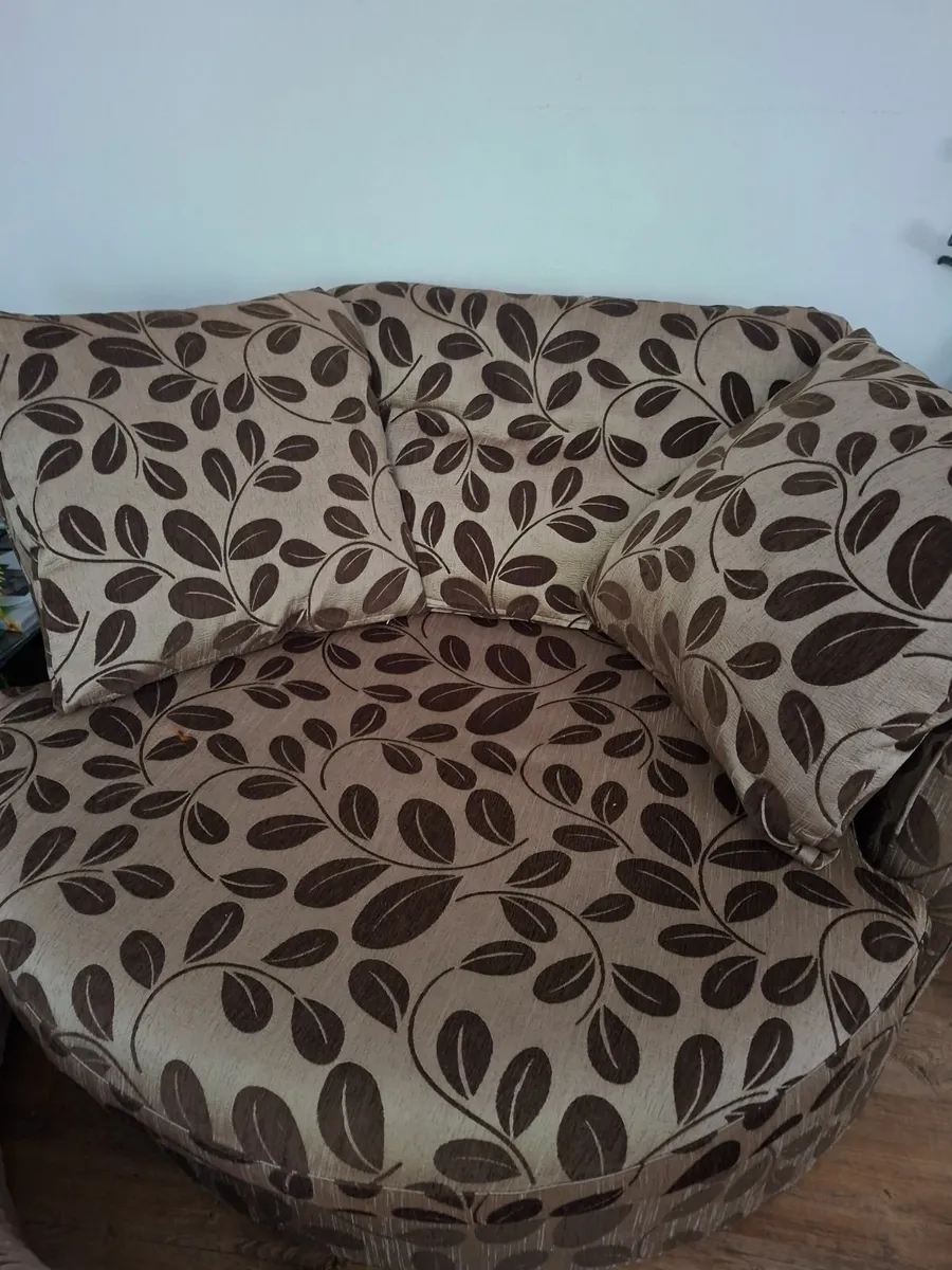 Swivel arm chair - Image 1