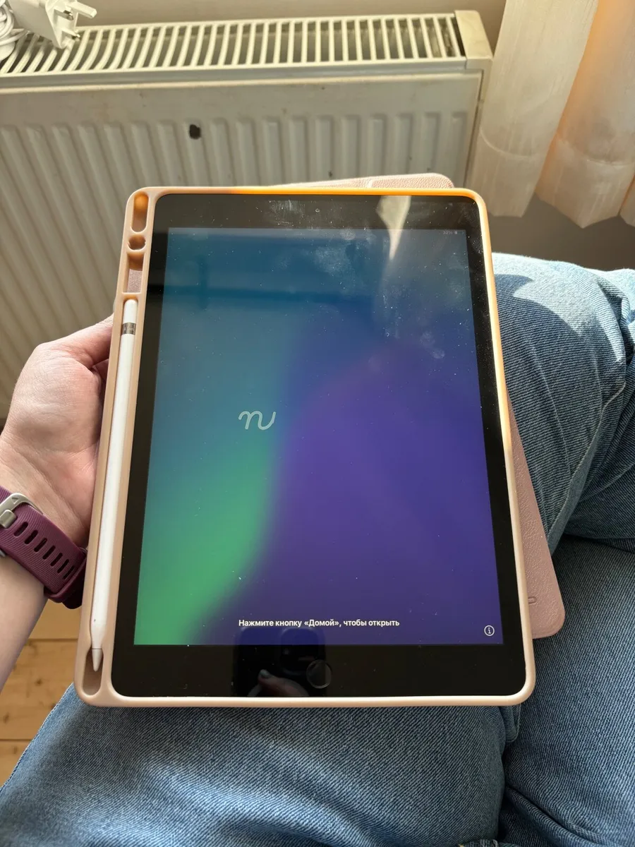 Apple iPad - Image 1