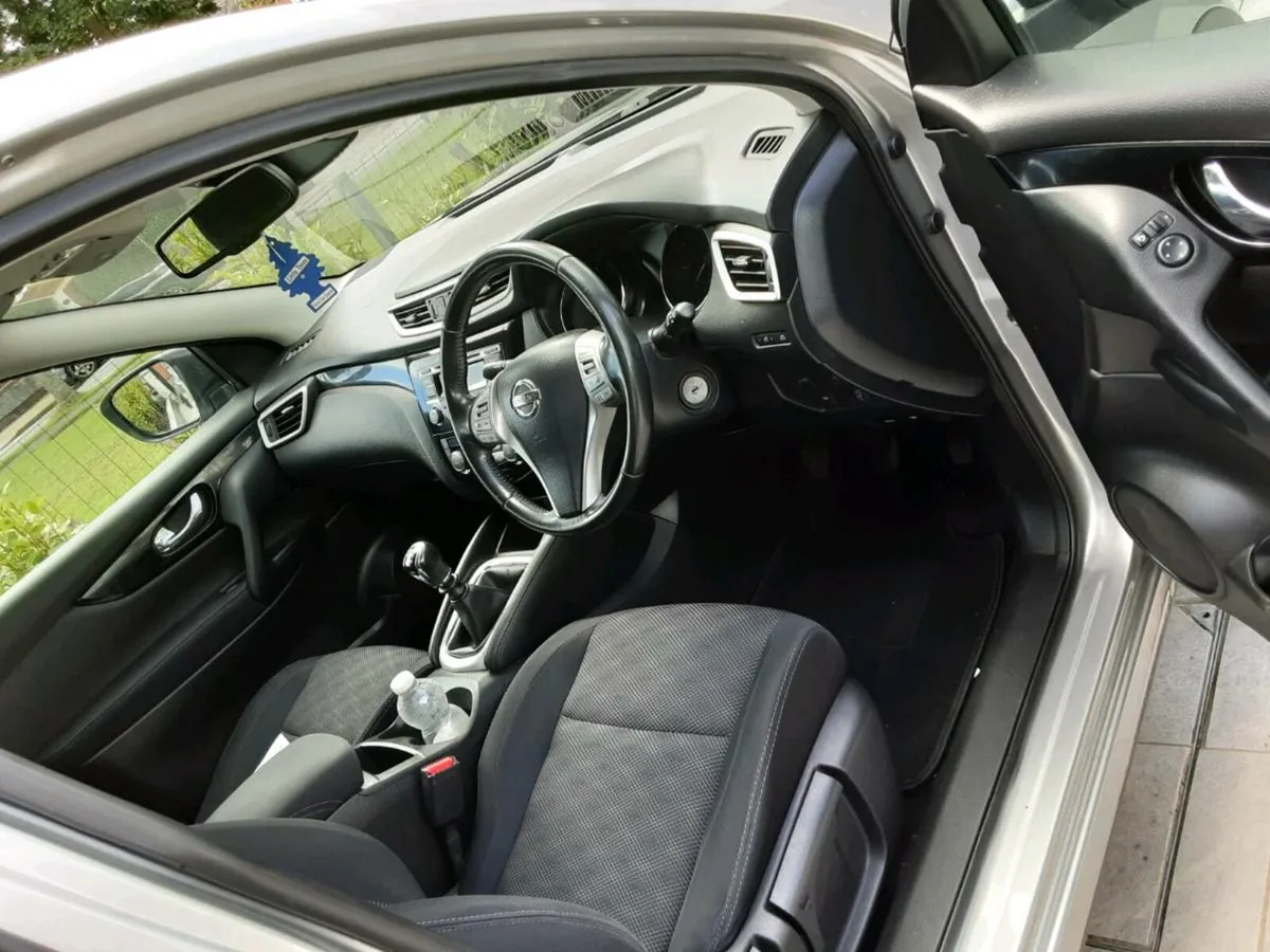 Nissan qashqai 1 owner from new low mileage - Image 3