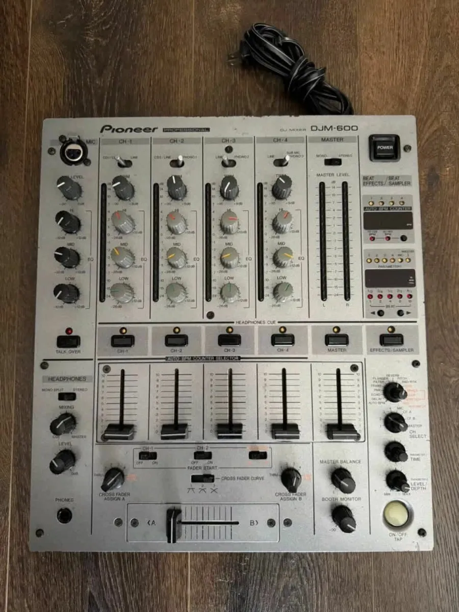 Pioneer DJM-600 DJ Mixer - Image 1