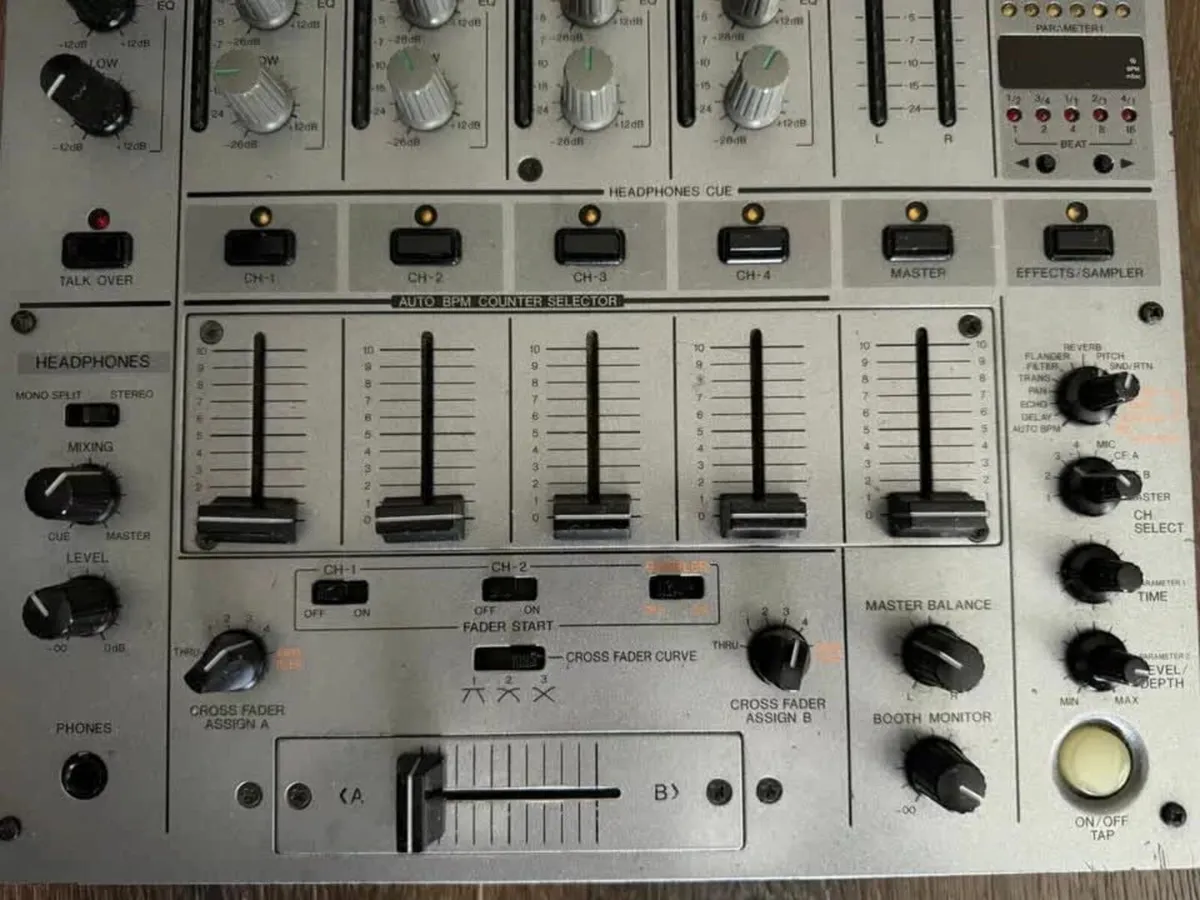 Pioneer DJM-600 DJ Mixer - Image 2
