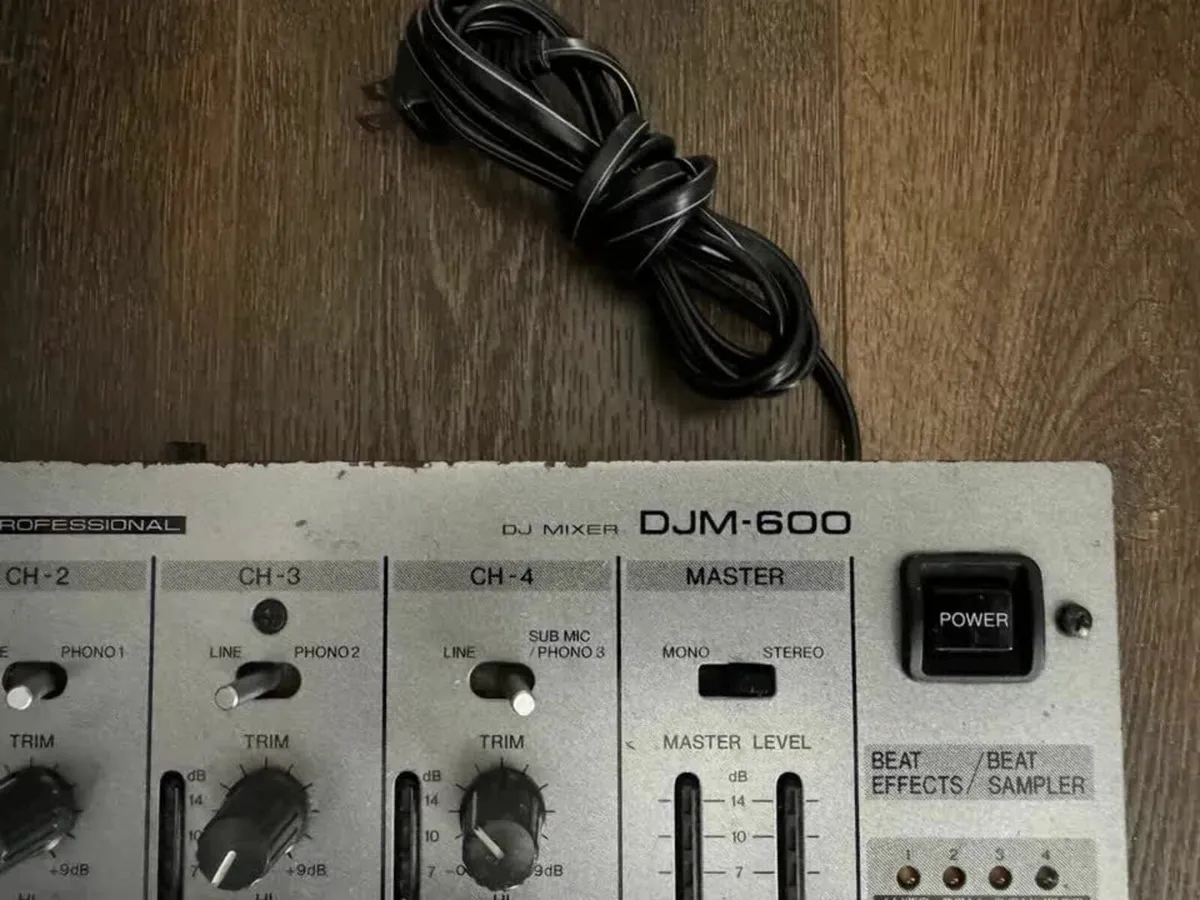 Pioneer DJM-600 DJ Mixer - Image 4