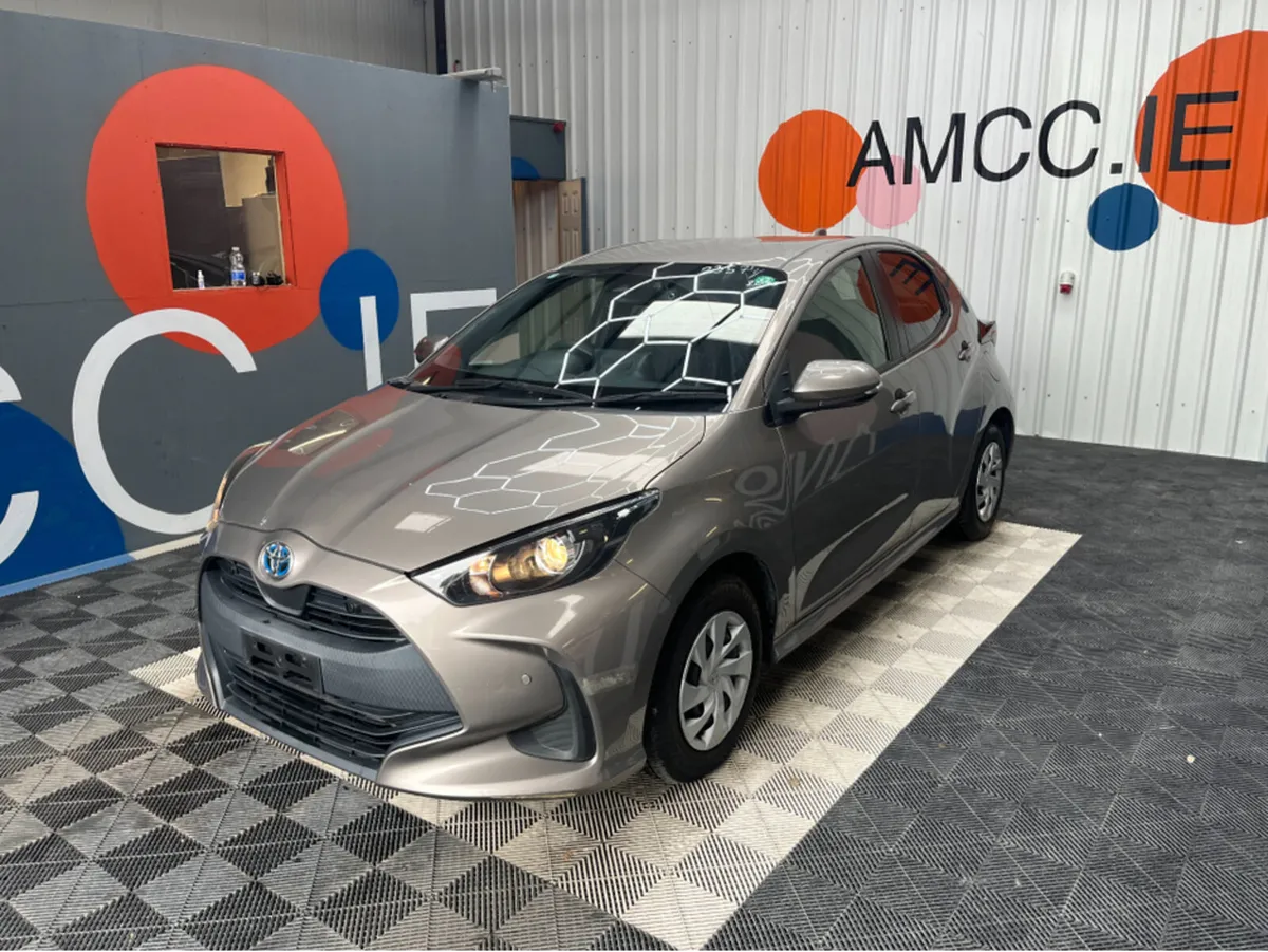 Toyota Yaris ONLY €15950! YARIS 1.5 HYBRID / 82K K - Image 3