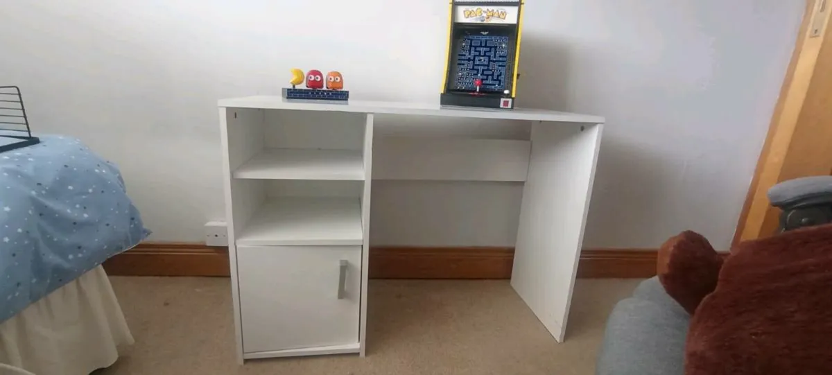 Free desk - Image 1