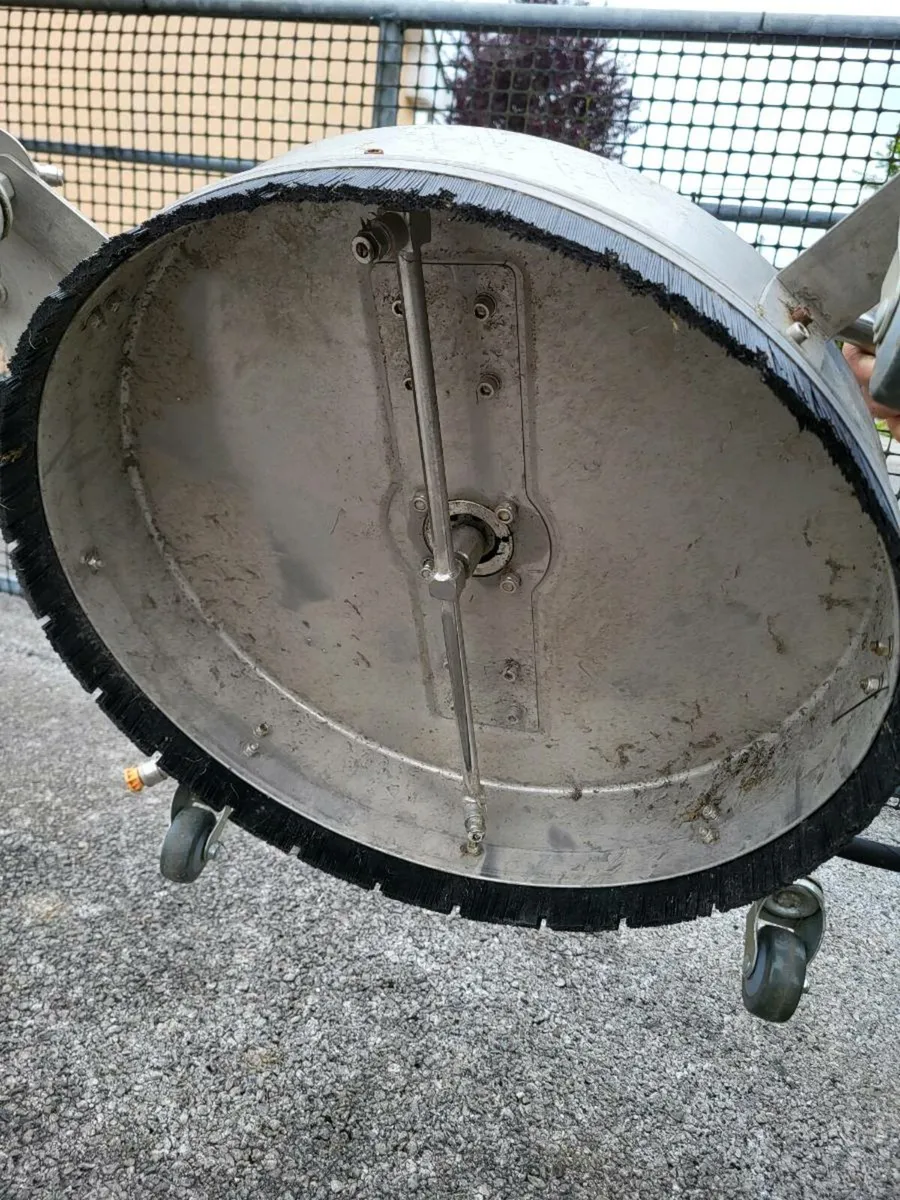 20 inch Stainless Steel Surface Cleaner with broom - Image 3