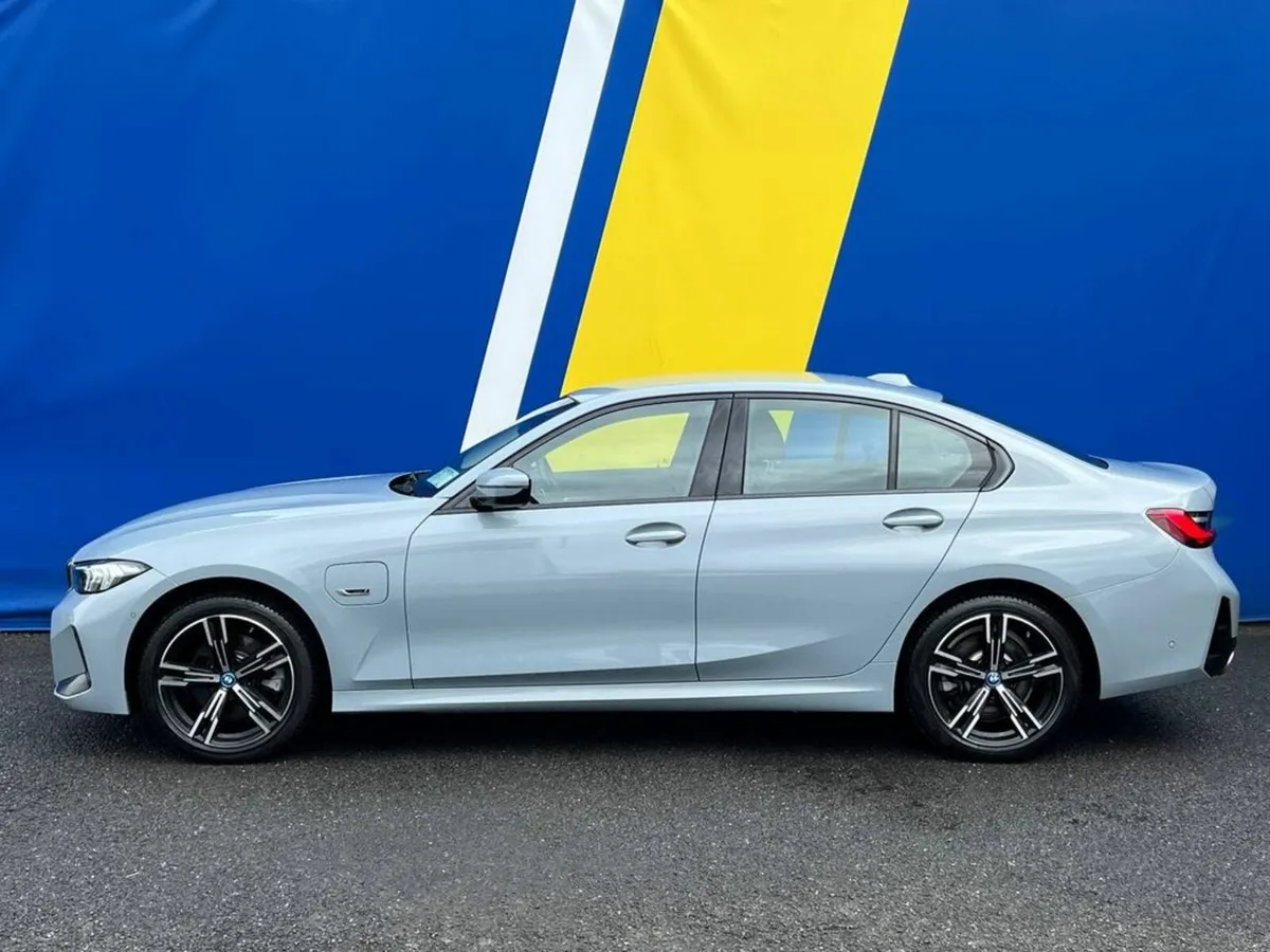 BMW 3-Series 330e M-SPORT 2.0 HYBRID // DIGITAL SE - Image 3