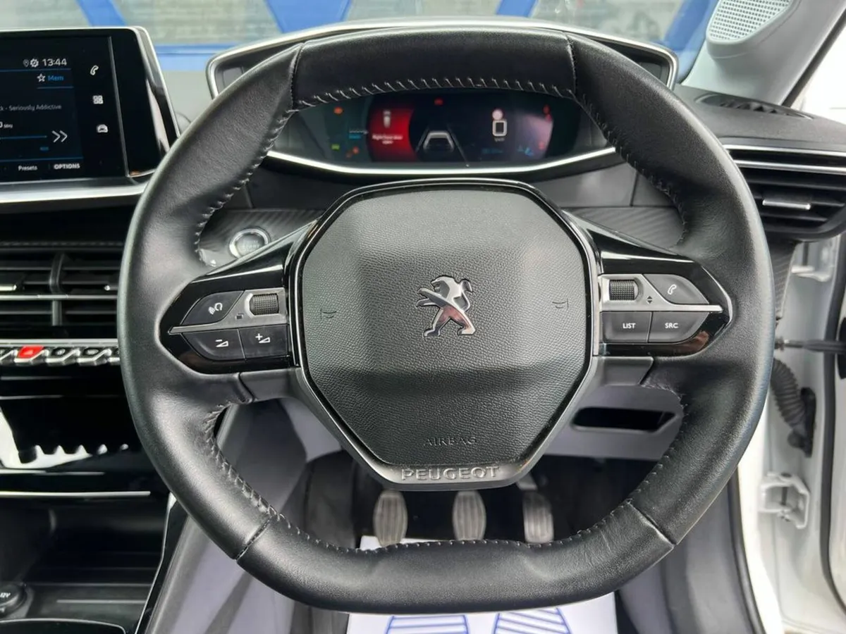 Peugeot 208 ALLURE 1.2 // FULL SERVICE HISTORY // - Image 4