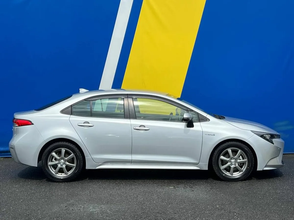 Toyota Corolla 1.8 HYBRID // 16" ALLOYS // REVERSE - Image 2