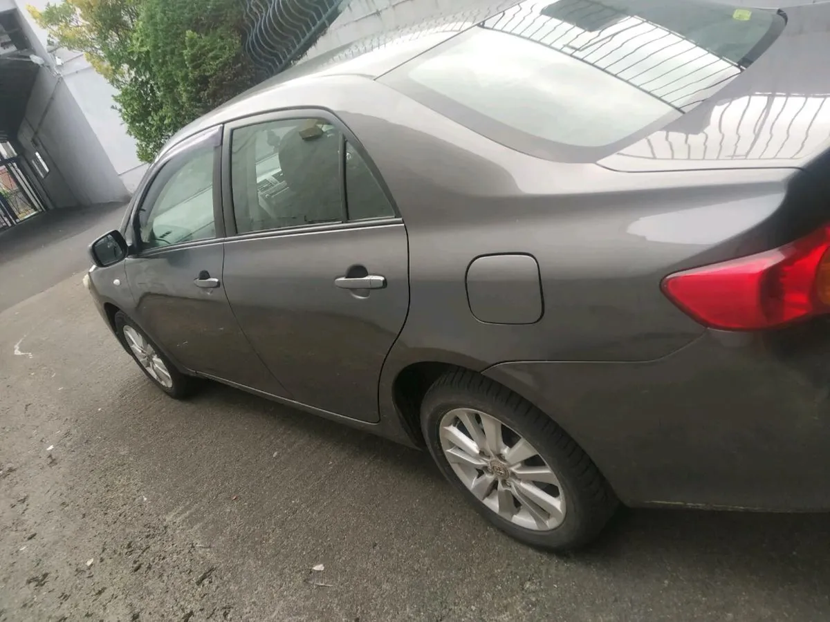 Toyota Corolla 2010 - Image 2