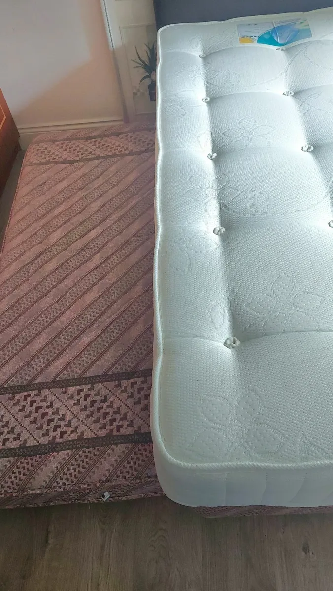 Single bed. - Image 1