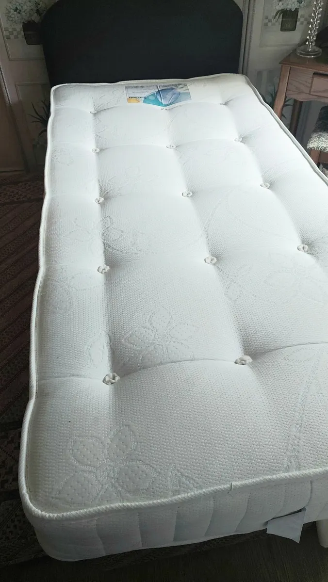 Single bed. - Image 2