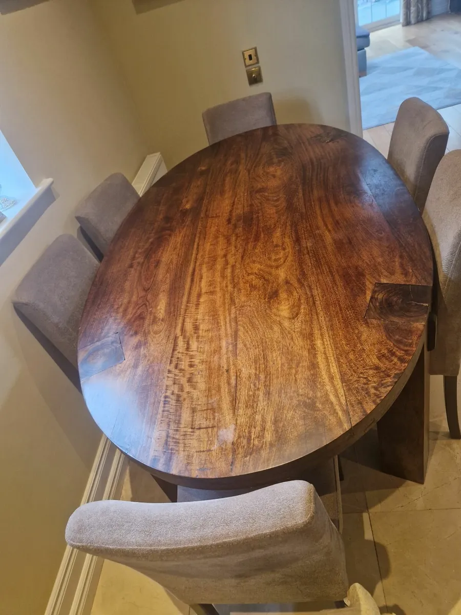 Dining table and 6 dining chairs - Image 1