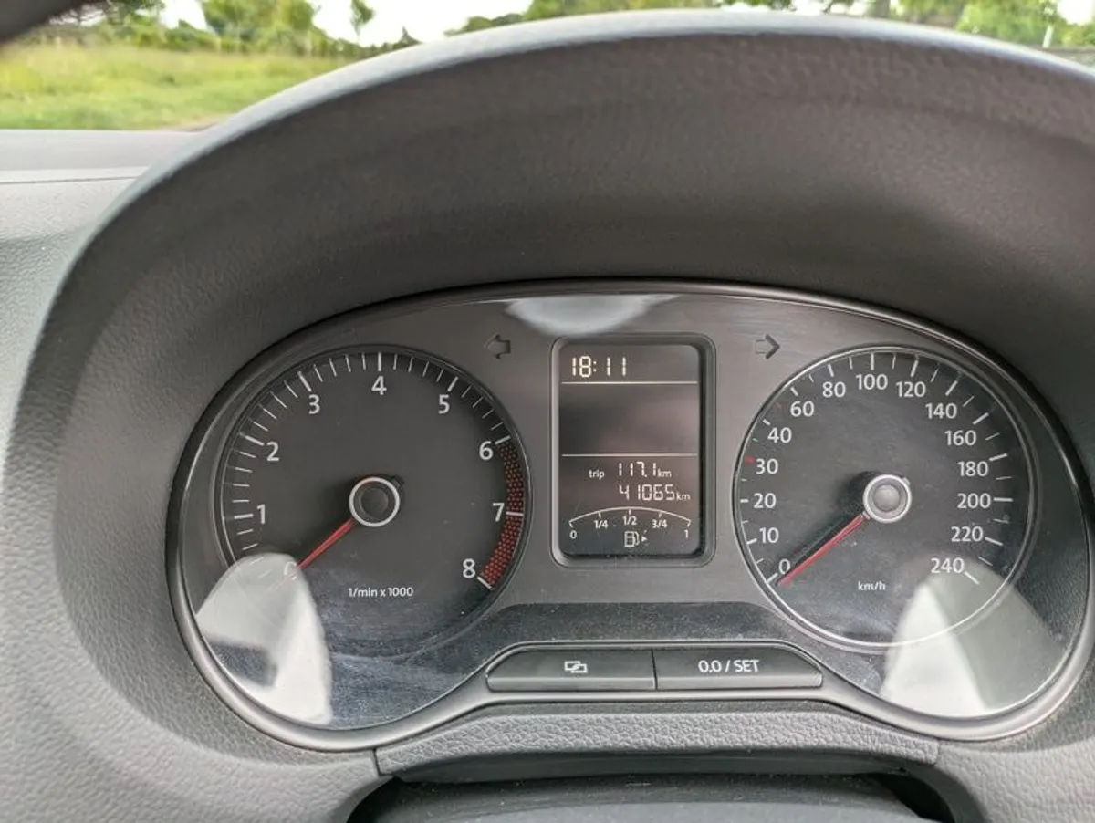 2010 Volkswagen Polo - Image 2