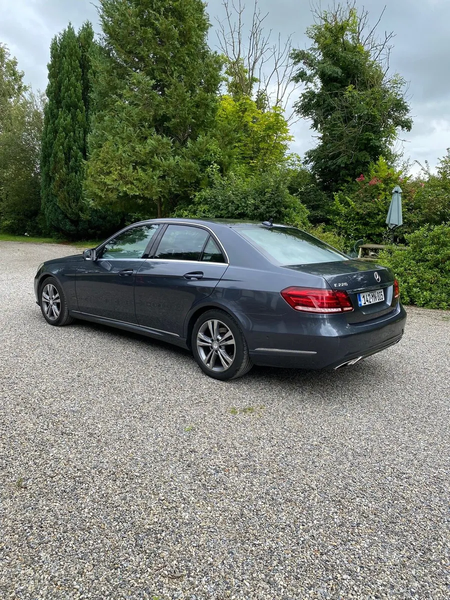 142 Mercedes E220 - Image 3