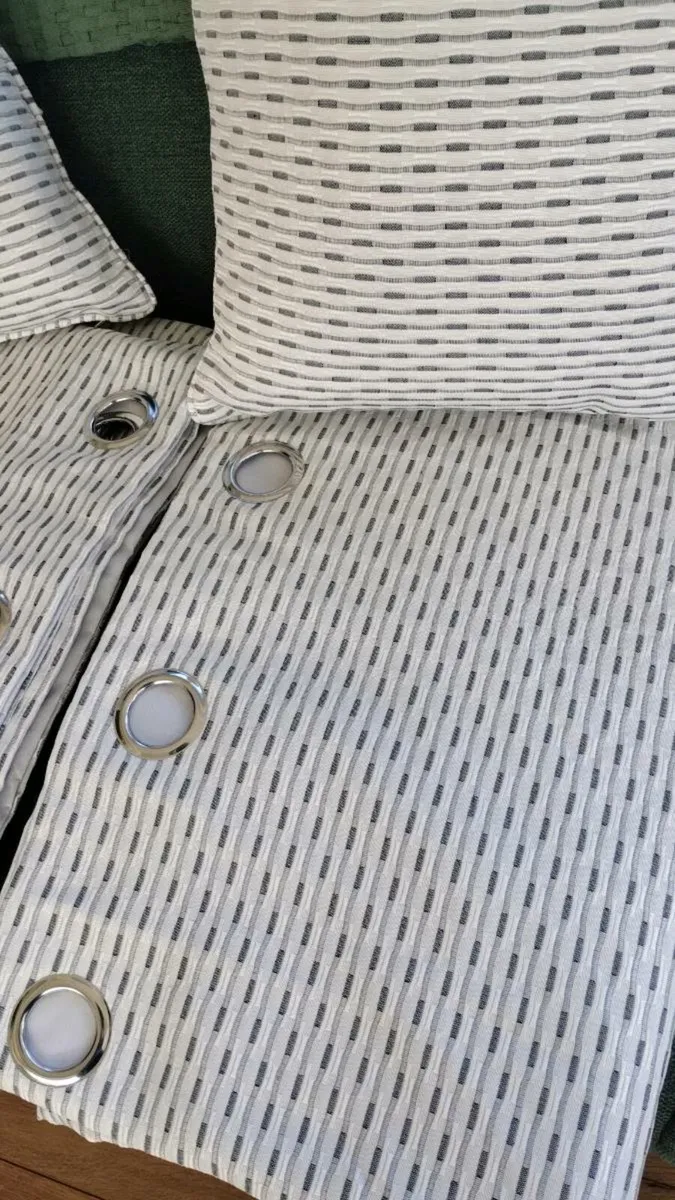 Curtains - Image 2