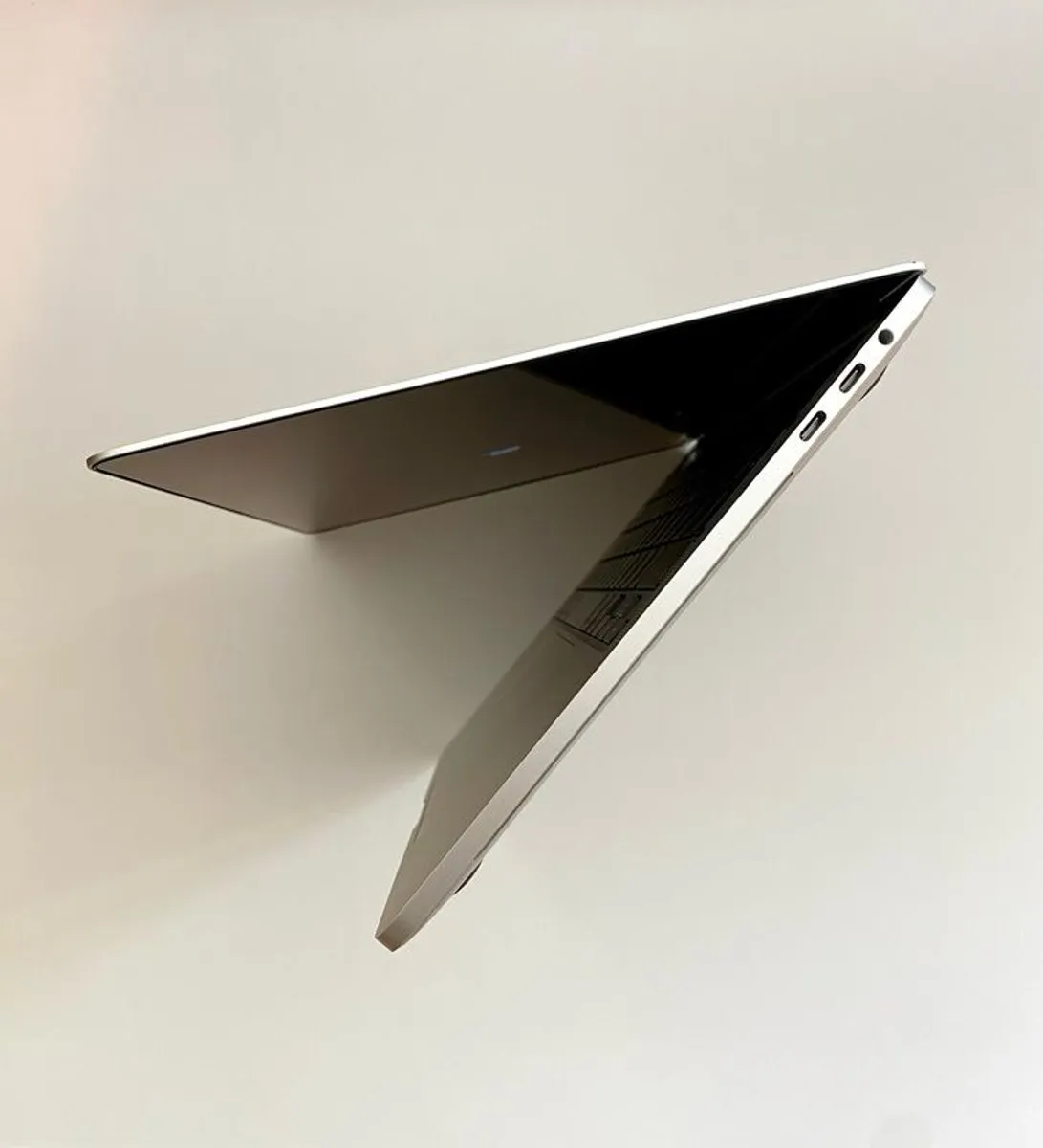 MacBook Pro 13 inch (2020), i5 2.00GHz QuadCore , 16GB RAM, 500GB SSD, Touch Bar, English Keyboard - Image 4