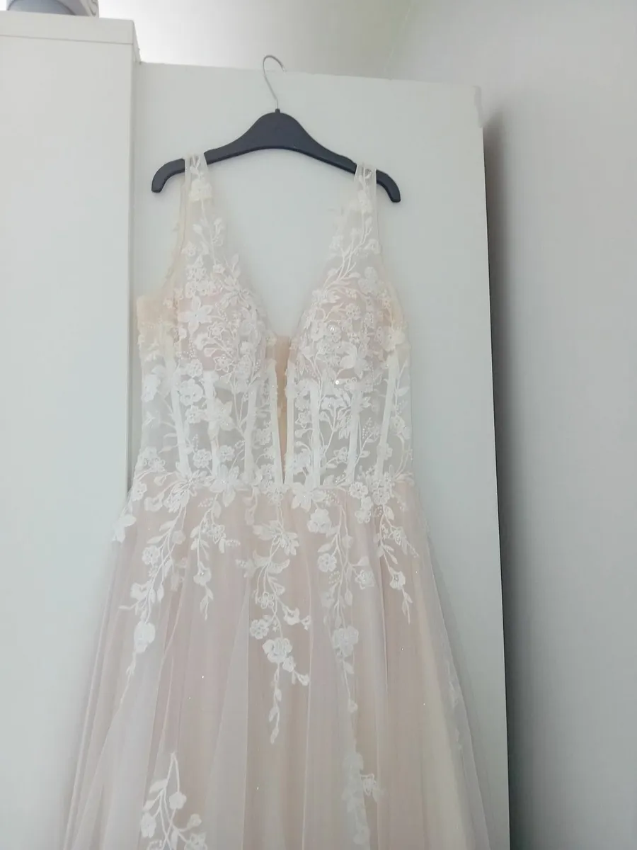 Wedding dress - Image 1