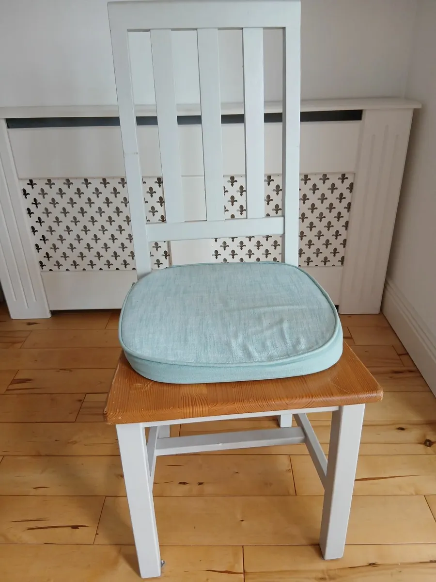 Kitchen dining table, 6 chairs a kitchen sideboard - Image 1