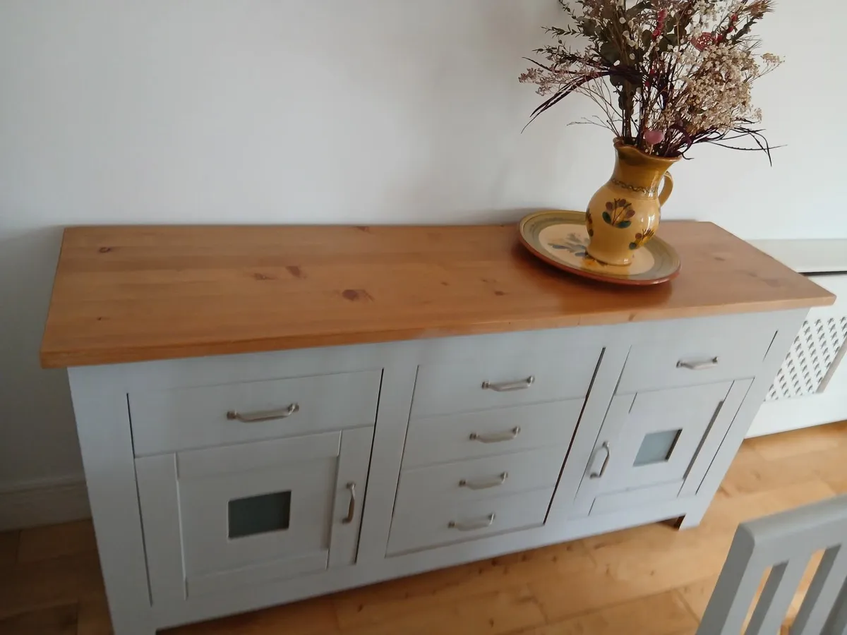 Kitchen dining table, 6 chairs a kitchen sideboard - Image 4