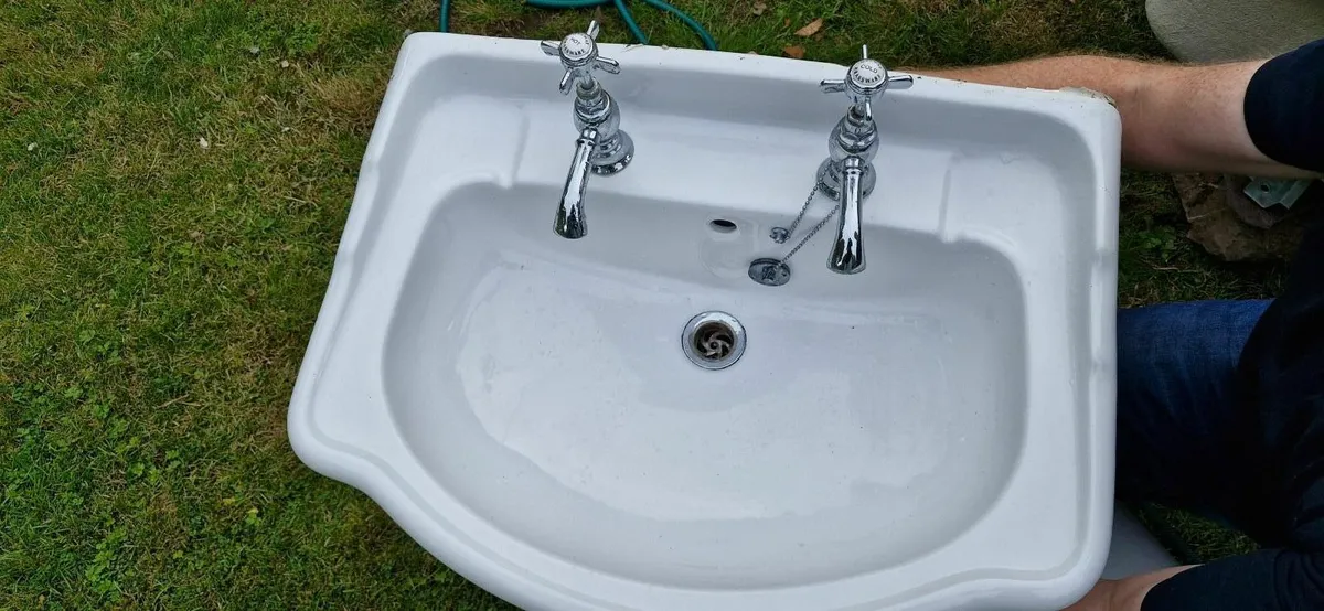 Bathroom sink - Image 1