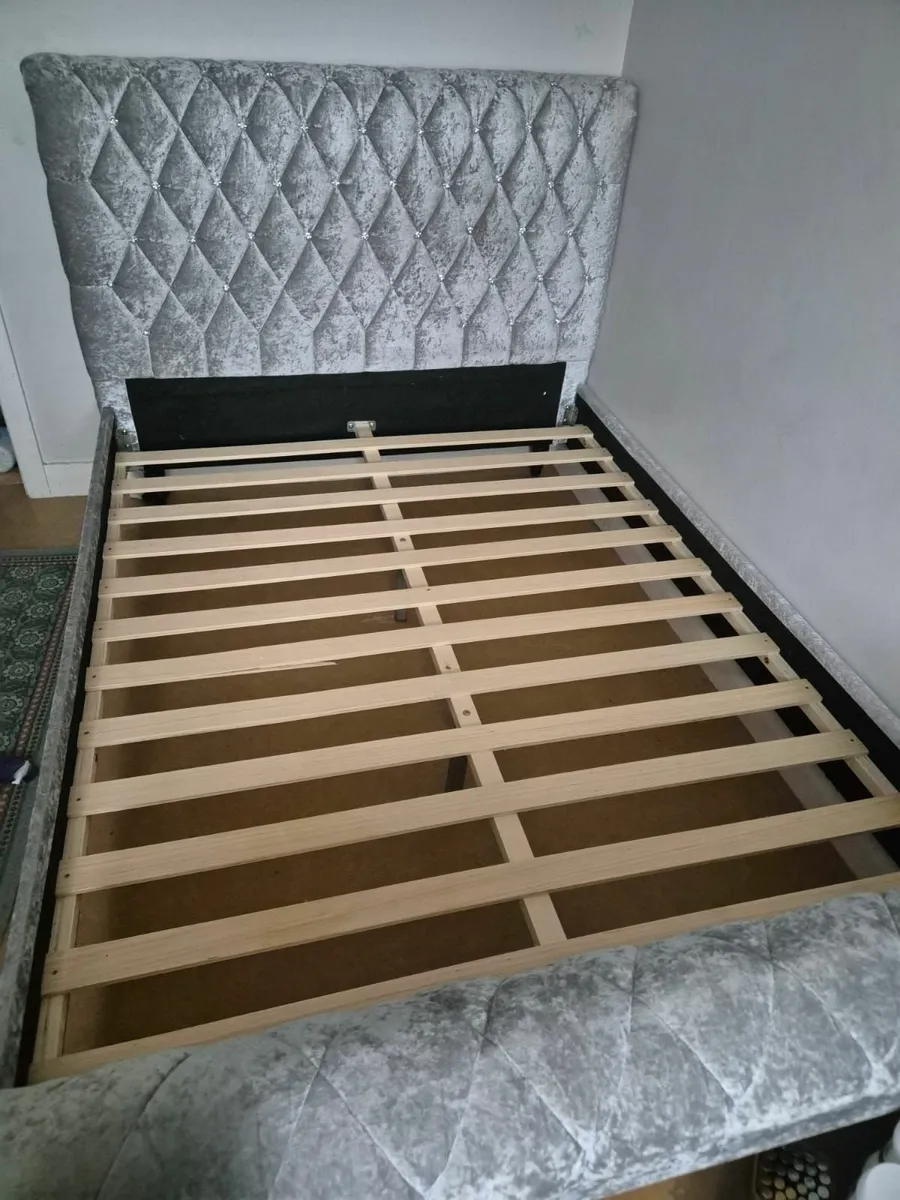 King size bed - Image 1