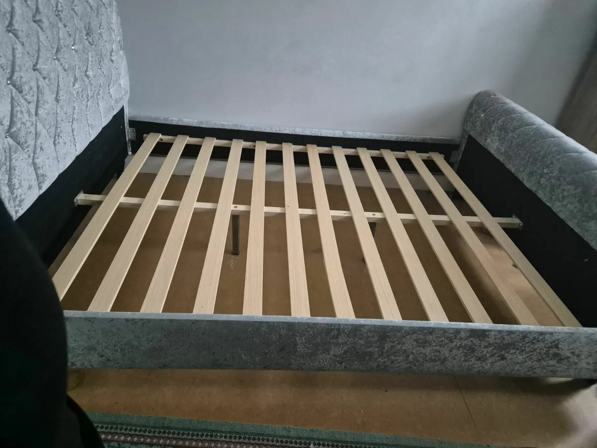 King size bed - Image 2