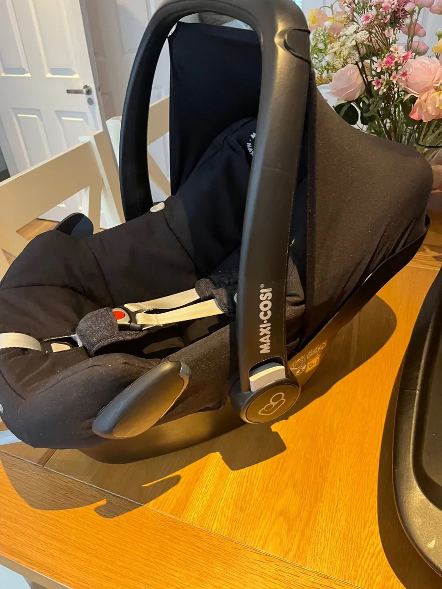 Maxi Cosi Rock & 2 way fix base isize - Image 1