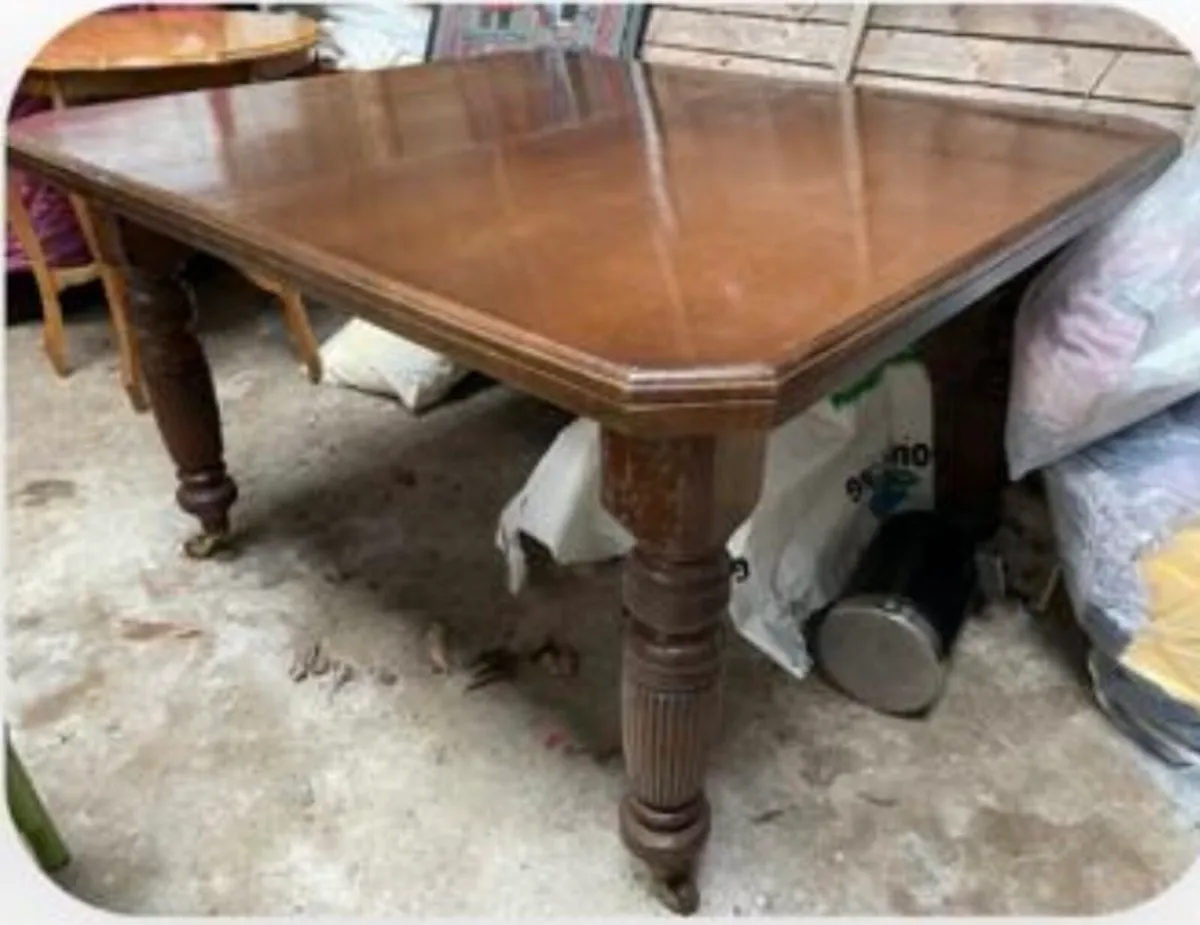 Victorian style table + 3 chairs. Also pictures. - Image 1